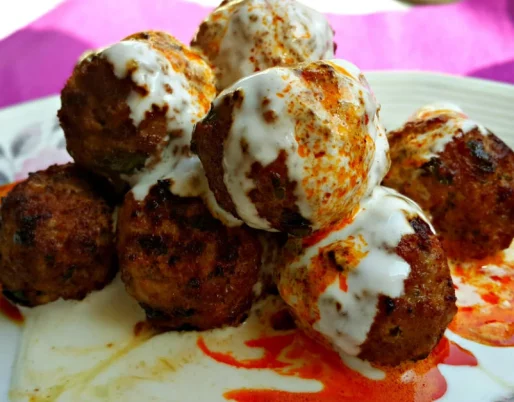 saray-koftesi-with-yogurt-sauce-and-walnut